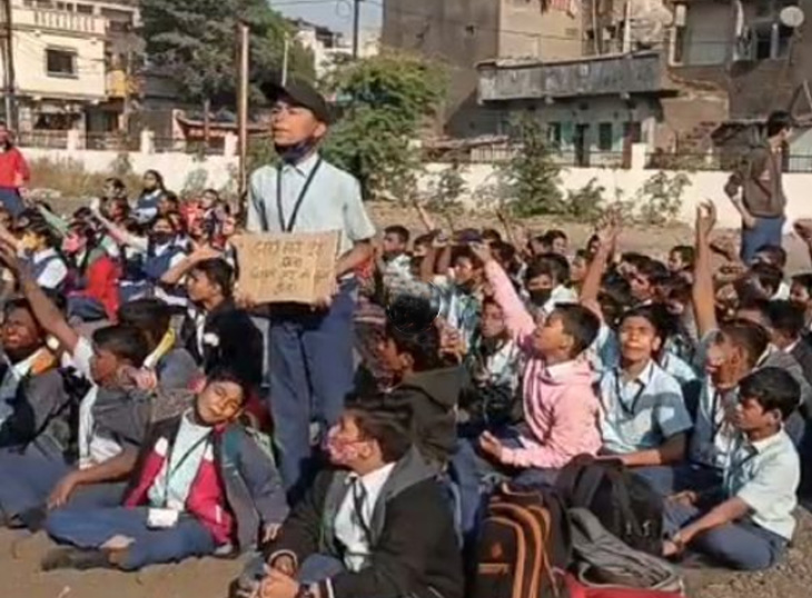 सूरत में एक स्कूल के शिक्षक को निकाला तो 50 से ज्यादा छात्र-छात्राएं धरने पर बैठ गए | Students on strike After Expelling The teacher Of A Municipal School Without Notice in Surat