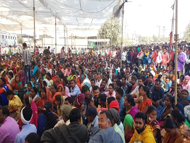 पूरे प्रदेश से रायपुर आ गए स्कूल सफाई कर्मचारी, 5 मुख्य सड़कों पर फंसी गाड़ियां | Demonstration of school sweepers in Raipur Traffic jam problem in Raipur