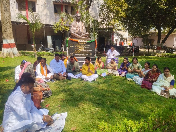 विरोध में भाजपा पार्षदों ने गांधी पुतला के सामने गाया रघुपति राघव राजाराम | In protest BJP councilors sang Raghupati Raghav Rajaram in front of Gandhi effigy
