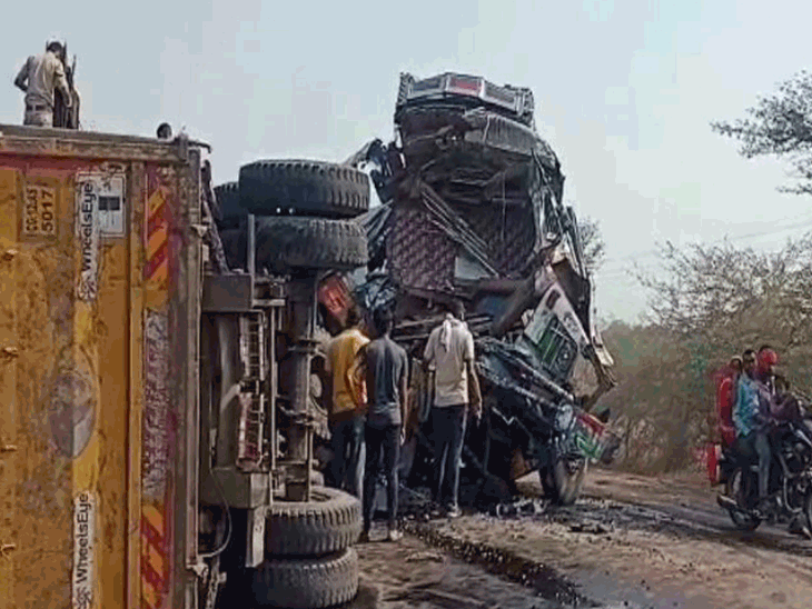 गैस कटर से वाहन को काटकर तीनों शवों को निकाला; हेल्पर की हालत गंभीर | 3 died in head-on collision between hyva and truck in Janjgir, one vehicle helper seriously injured