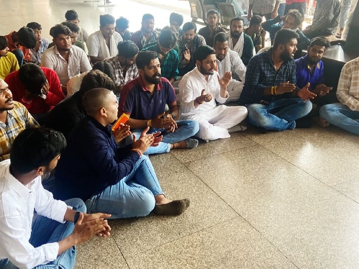 ट्रेनों के रद्द होने और बढ़ती कीमतों के विरोध में प्रदर्शन,बीजेपी को सद्बुद्धि देने किया पाठ | Demonstration against the cancellation of trains and rising ticket prices, lesson given to BJP leaders