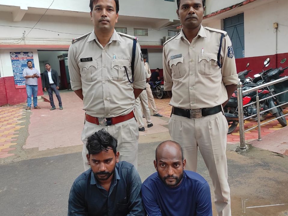 2 smugglers arrested with illegal cough syrup worth Rs 1 lakh 20 thousand | 1 लाख 20 हजार का अवैध कफ सिरप जब्त, बस स्टैंड से पकड़े गए