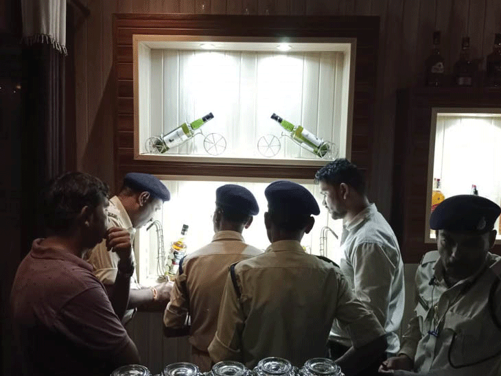 Police and Excise department raided Congress leader’s R Club Bar, Madhya Pradesh liquor was being served | पुलिस और आबकारी विभाग ने दी दबिश, खपाई जा रही थी मध्यप्रदेश की शराब