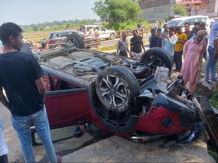 car met with a road accident while trying to save a young man riding a bike carelessly in Surajpur | बाइक सवार युवक को बचाने में हुई अनियंत्रित, डिवाइडर से टकरा नाली में पलटी, एक की हालत गंभीर
