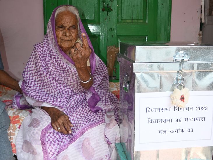 elderly and disabled people voted from home in Baloda Bazar | पोस्टल-बैलेट के जरिए घर से ही दिया वोट, मतदान दलों को देख मतदाताओं ​​​​​​​के चेहरे पर छाई खुशी