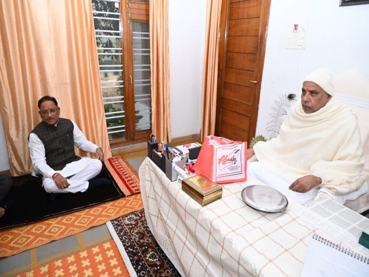 Chief Minister Vishnudev Sai visited Banora Ashram | बनोरा आश्रम में मुख्यमंत्री विष्णुदेव साय ने किए दर्शन: बाबा प्रियदर्शी रामजी का लिया आशीर्वाद, प्रदेशवासियों की सुख-समृद्धि और खुशहाली की कामना की