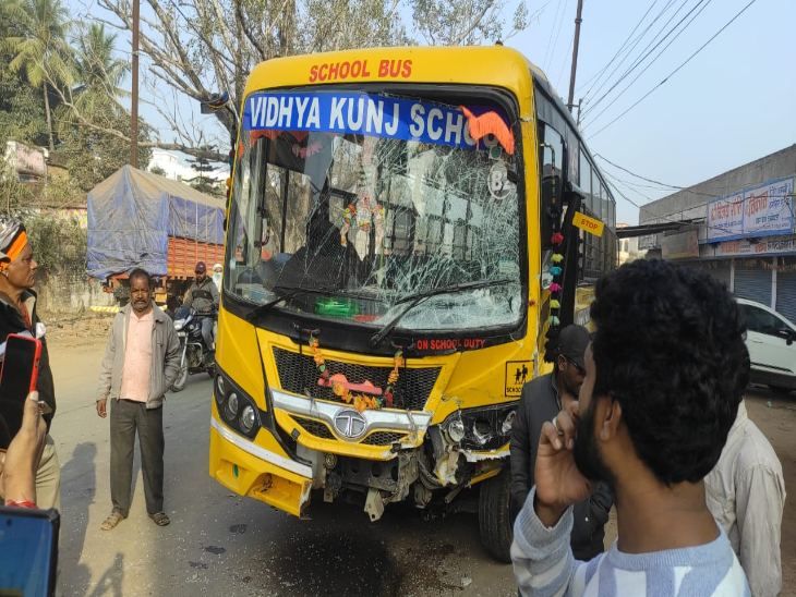 Matador hits school bus in Dhamtari | धमतरी में मेटाडोर ने स्कूल बस को मारी टक्कर: ड्राइवर समेत करीब 7 बच्चे घायल, छात्रों को लेकर स्कूल जा रही थी बस