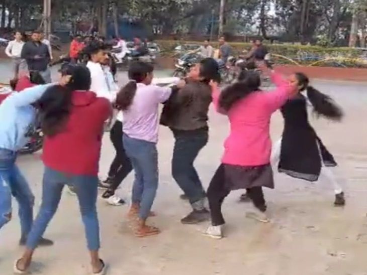 Fighting between two groups of girls, video goes viral | लड़कियों के दो गुटों में मारपीट, वीडियो वायरल: कलाकेंद्र मैदान के सामने भिड़ गए लड़कियों के दो गुट, जमकर मारपीट
