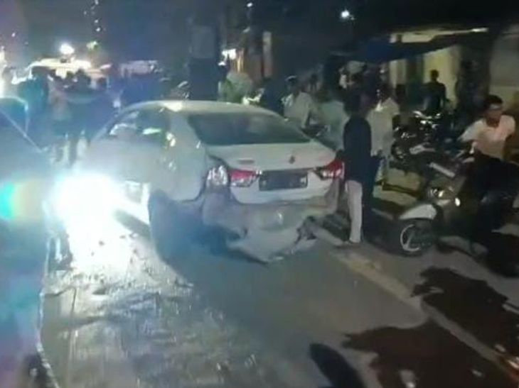 Car collided with divider while overtaking in near Korba Computer College | कोरबा में ओवरटेक करते समय डिवाइडर से टकराई कार: शराब के नशे में थे कार सवार युवक; हादसे के बाद गाड़ी छोड़ हुए फरार – Korba News